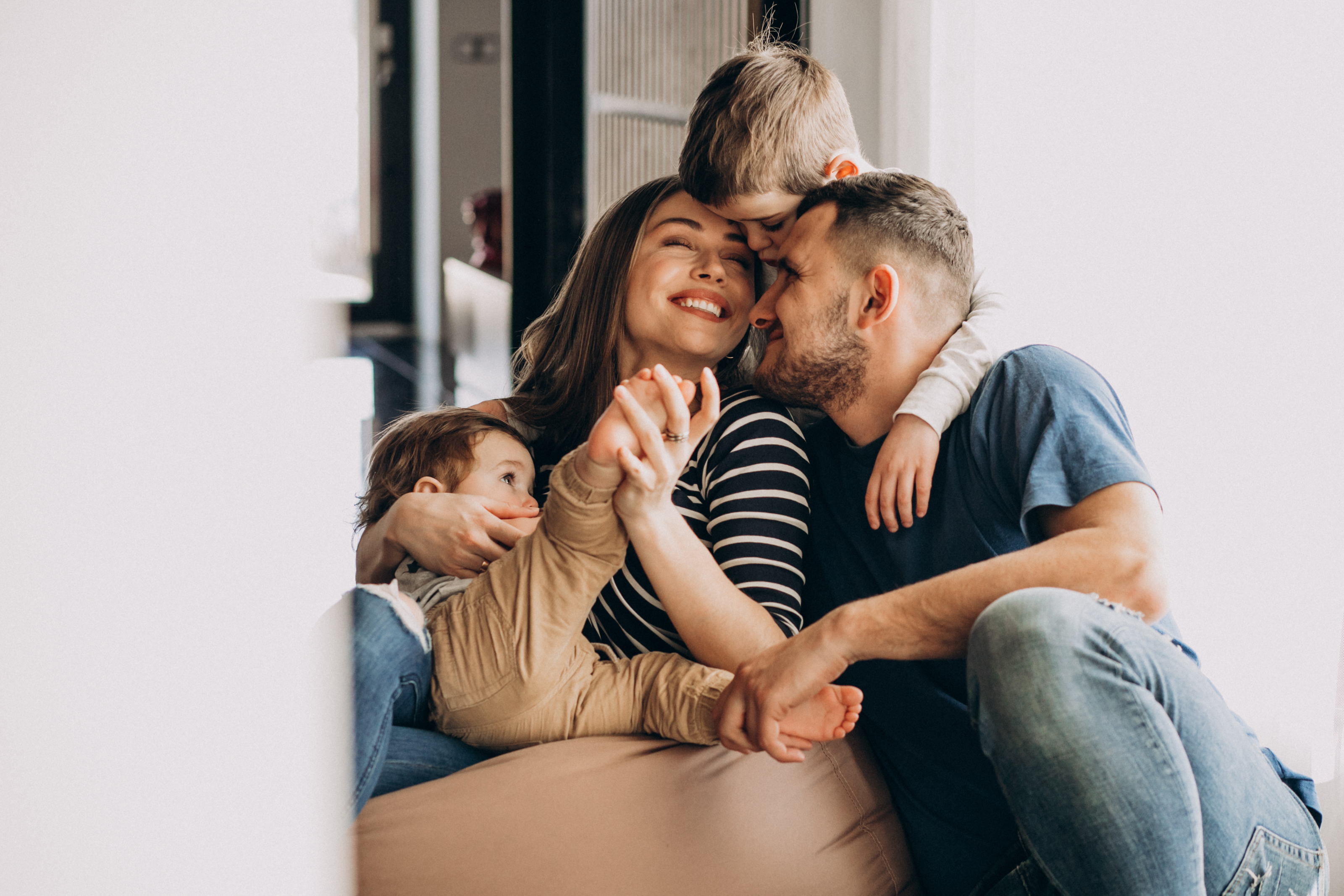 Modern bir aile sıcak bir oturma odasında