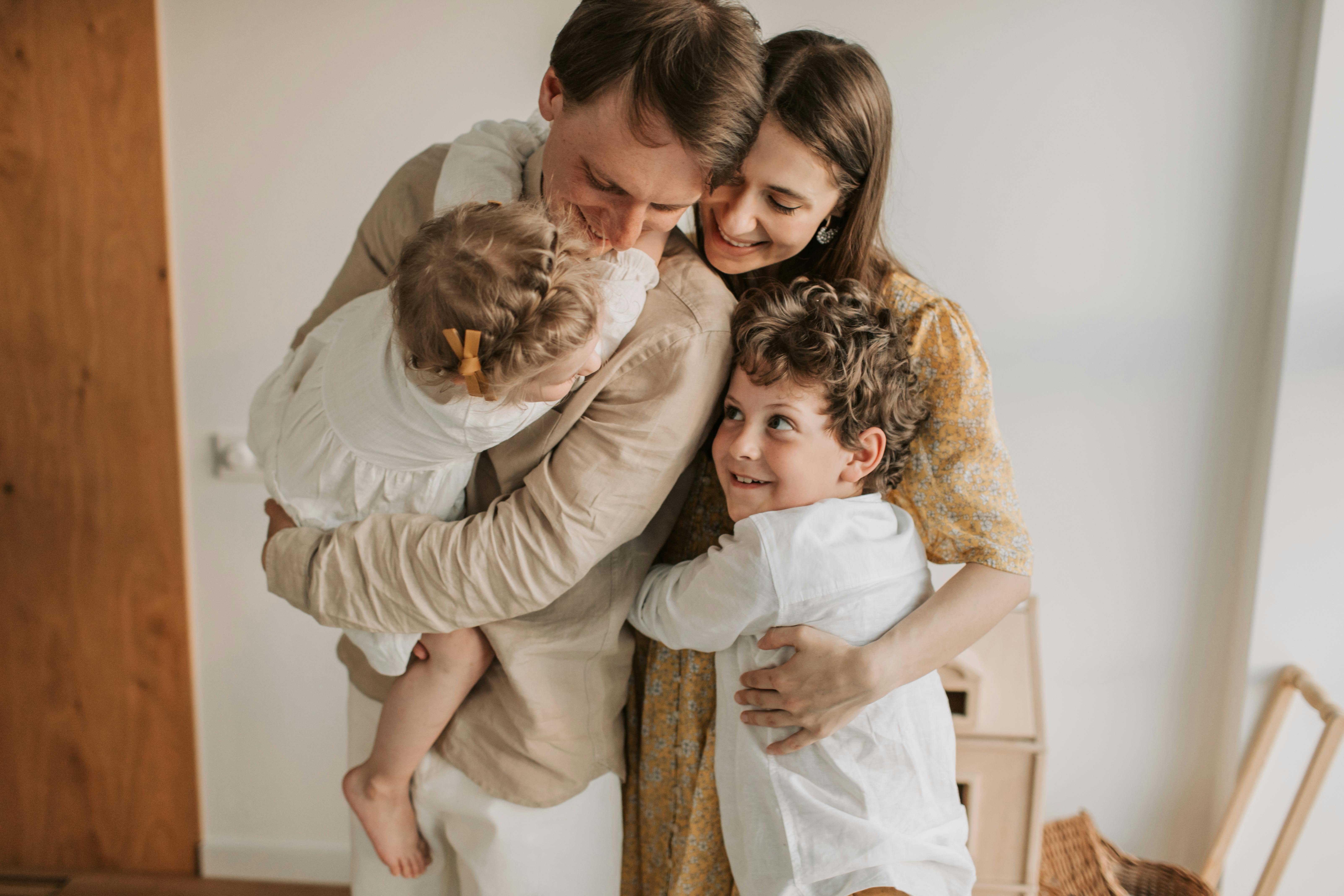 Modern bir aile sıcak bir oturma odasında